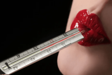 Hotlajn devojka sa toplomerom u ustima koji pokazuje povišenu temperaturu